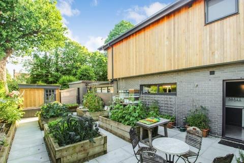 97 Three Bridges Road, Crawley, RH10 1JR