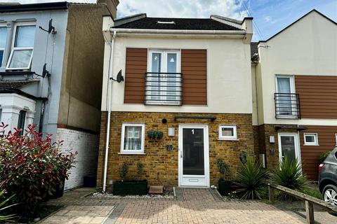 3 bedroom end of terrace house to rent, North Road, Westcliff-On-Sea