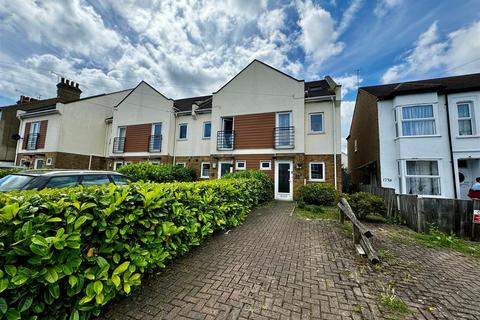 3 bedroom end of terrace house to rent, North Road, Westcliff-On-Sea