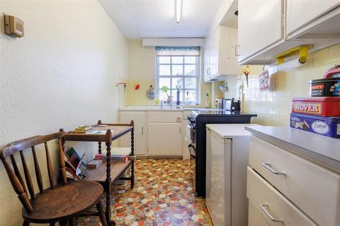 2 bedroom flat for sale, Spriggs Court, Palmers Hill, Epping.