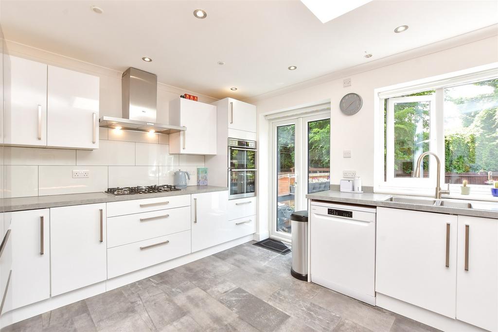 Downsway, Whyteleafe, Surrey 2 bed detached house for sale £425,000
