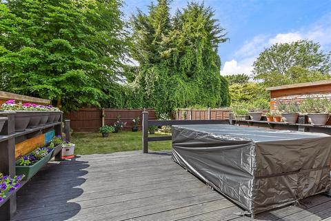 11 Downsway, Whyteleafe, CR3 0EW