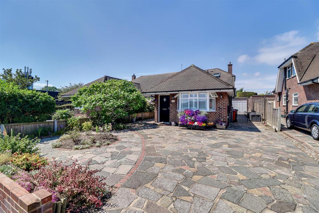 Mountdale Gardens, LeighonSea SS9 4 bed semidetached bungalow for