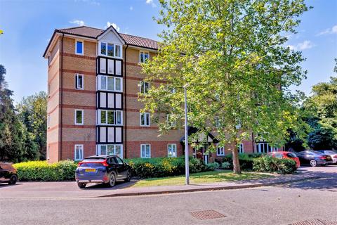 2 bedroom flat for sale, Woodland Grove, Centre Drive, Epping.