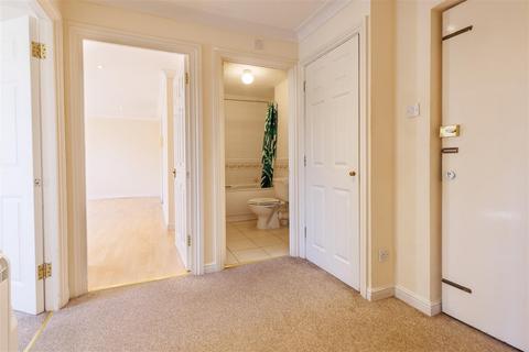 2 bedroom flat for sale, Woodland Grove, Centre Drive, Epping.