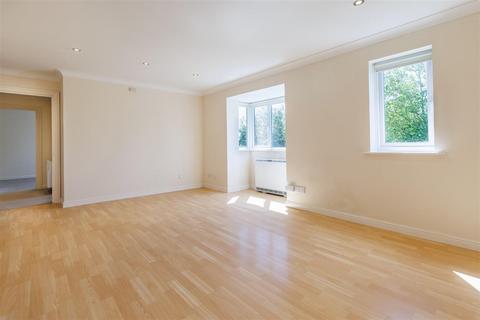 2 bedroom flat for sale, Woodland Grove, Centre Drive, Epping.