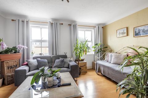 2 bedroom flat to rent, Woods Road Peckham SE15