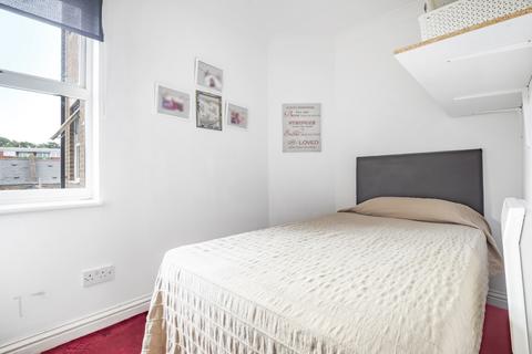 2 bedroom flat to rent, Woods Road Peckham SE15