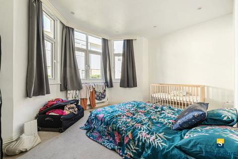 2 bedroom flat for sale, Cross Lanes, Surrey GU1