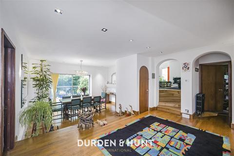 undefined, Baldwins Hill, Loughton, IG10