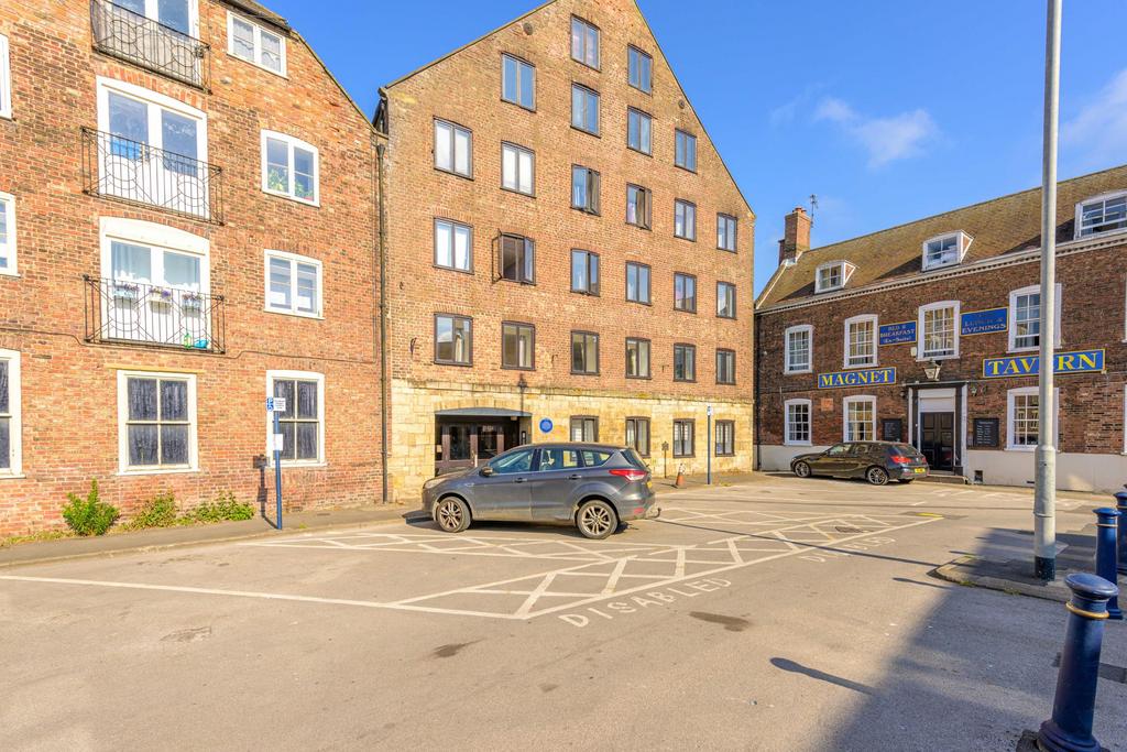 South Square, Boston, PE21 2 bed flat for sale - £65,000