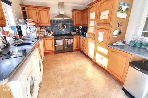 4 bedroom semi-detached house for sale, Kents Hill Road, Benfleet