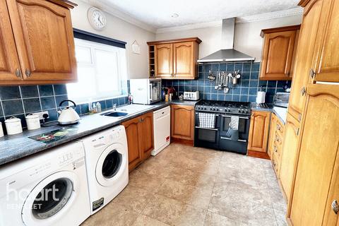 4 bedroom semi-detached house for sale, Kents Hill Road, Benfleet