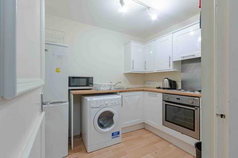 3 bedroom flat to rent, 9020LT – West Nicolson Street, Edinburgh, EH8 9DB