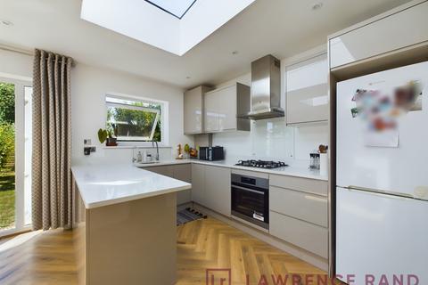 15 Coombe Drive, Ruislip, HA4 9TW