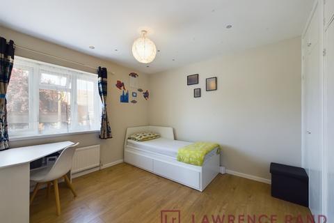 15 Coombe Drive, Ruislip, HA4 9TW