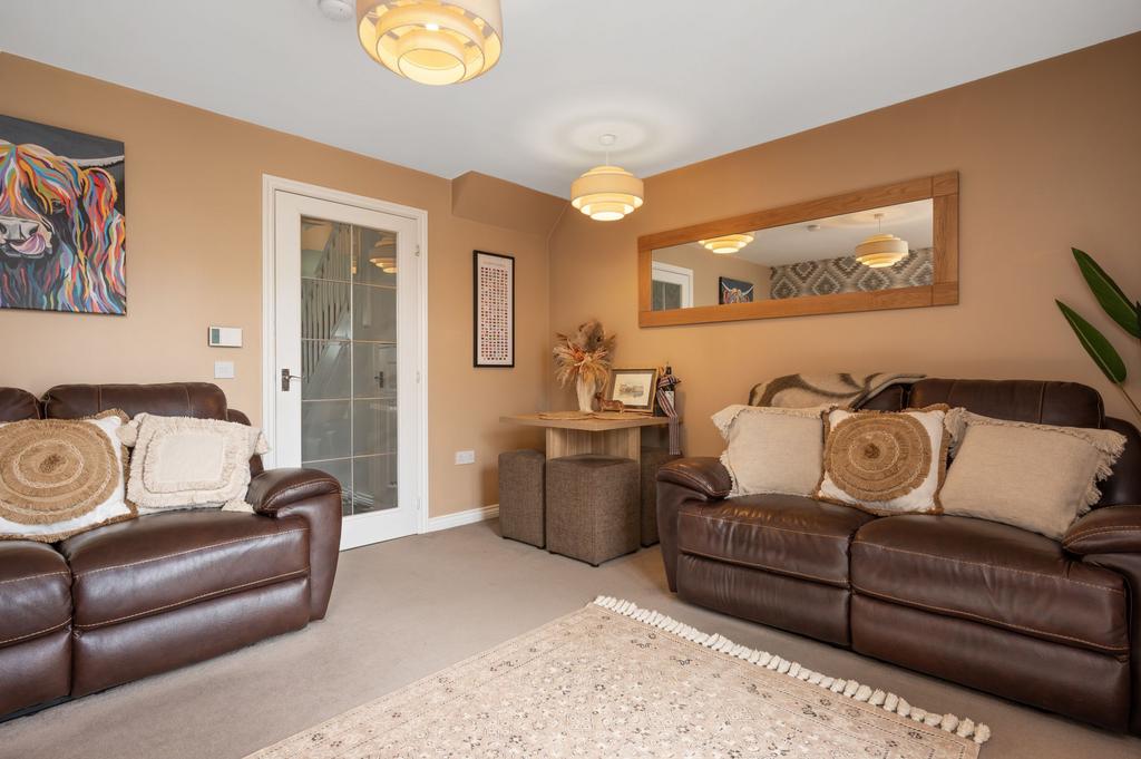 Lounge/Dining Area