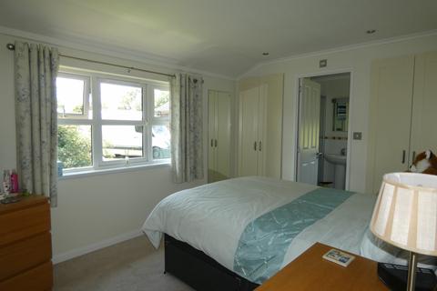 2 bedroom lodge for sale, Seaview Avenue, CO5 8DA