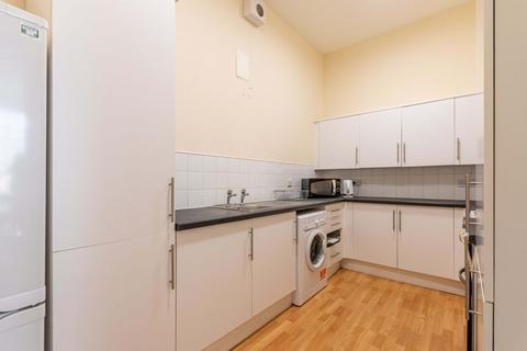 4 bedroom flat to rent, 2845L – Forrest Road, Edinburgh, EH1 2QP