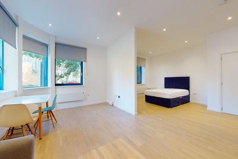 Studio to rent, Riverbank Way