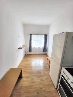 Studio to rent, Erskine Road, London E17