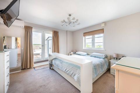 3 bedroom flat for sale, Station Road, Edgware, HA8