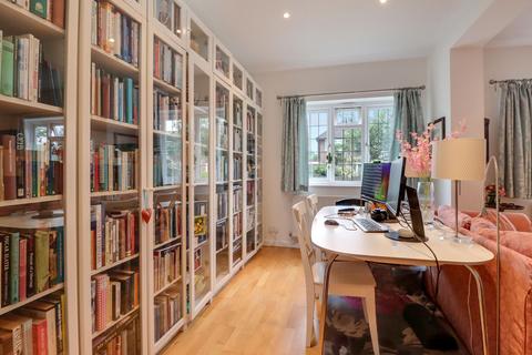 5 Southfields, East Molesey, KT8 0BP