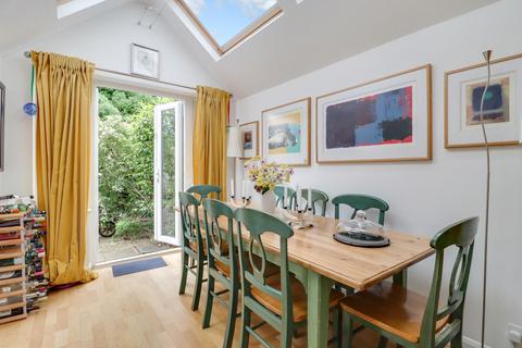 5 Southfields, East Molesey, KT8 0BP