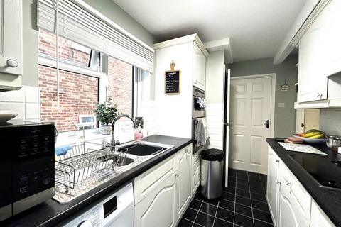 3 bedroom semi-detached house for sale, Hillview Crescent, Banbury OX16