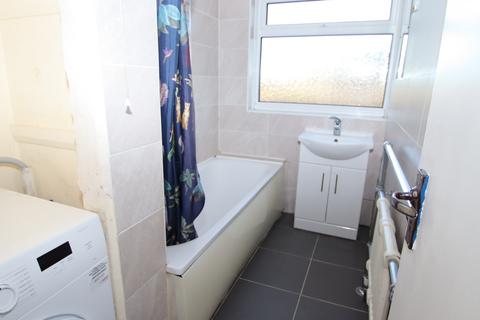 2 bedroom flat to rent, The Glade, London N21