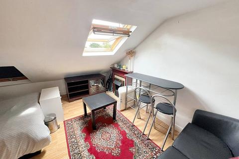 Studio to rent, Farmer Road, London E10