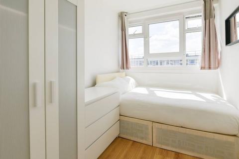 1 bedroom in a flat share to rent, Treby Street, London E3