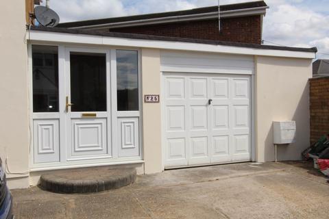 3 bedroom detached house to rent, Hilberry Road, Canvey Island