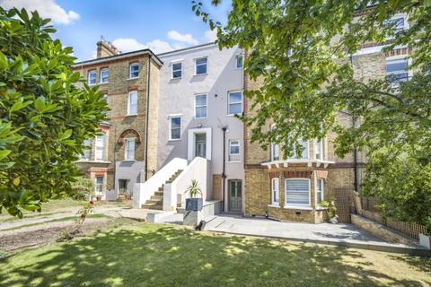 3 bedroom apartment to rent, Thornton Hill London SW19