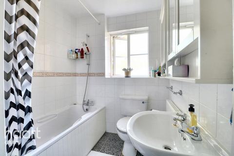 2 bedroom flat for sale, Lennox Close, Grays