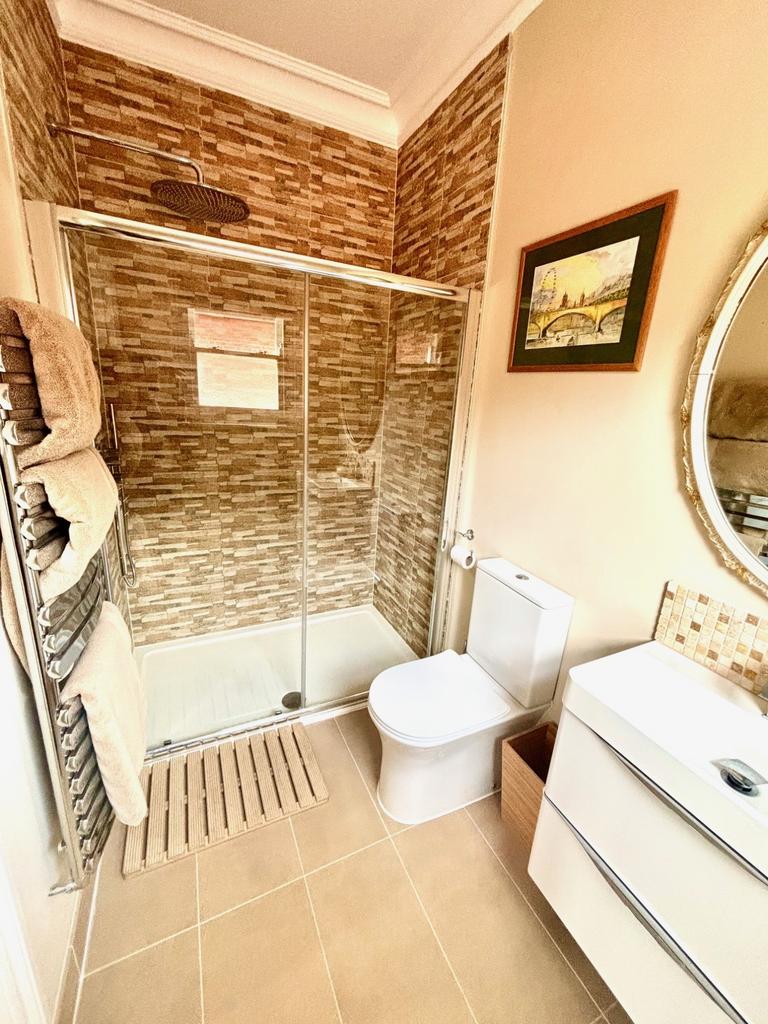 En-suite bed 2