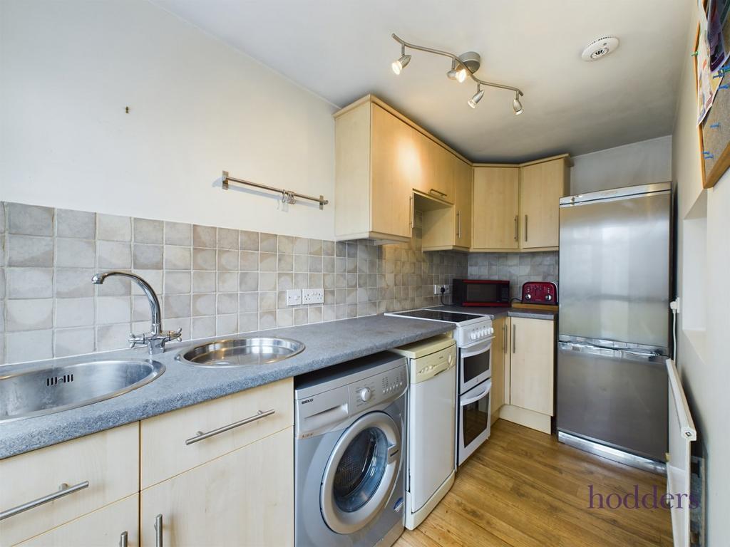 Grove Road, Chertsey, Surrey, KT16 2 bed terraced house £1,495 pcm (£