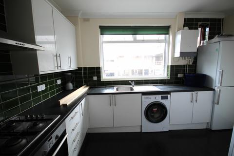 4 bedroom flat to rent, Brent Street, London, NW4