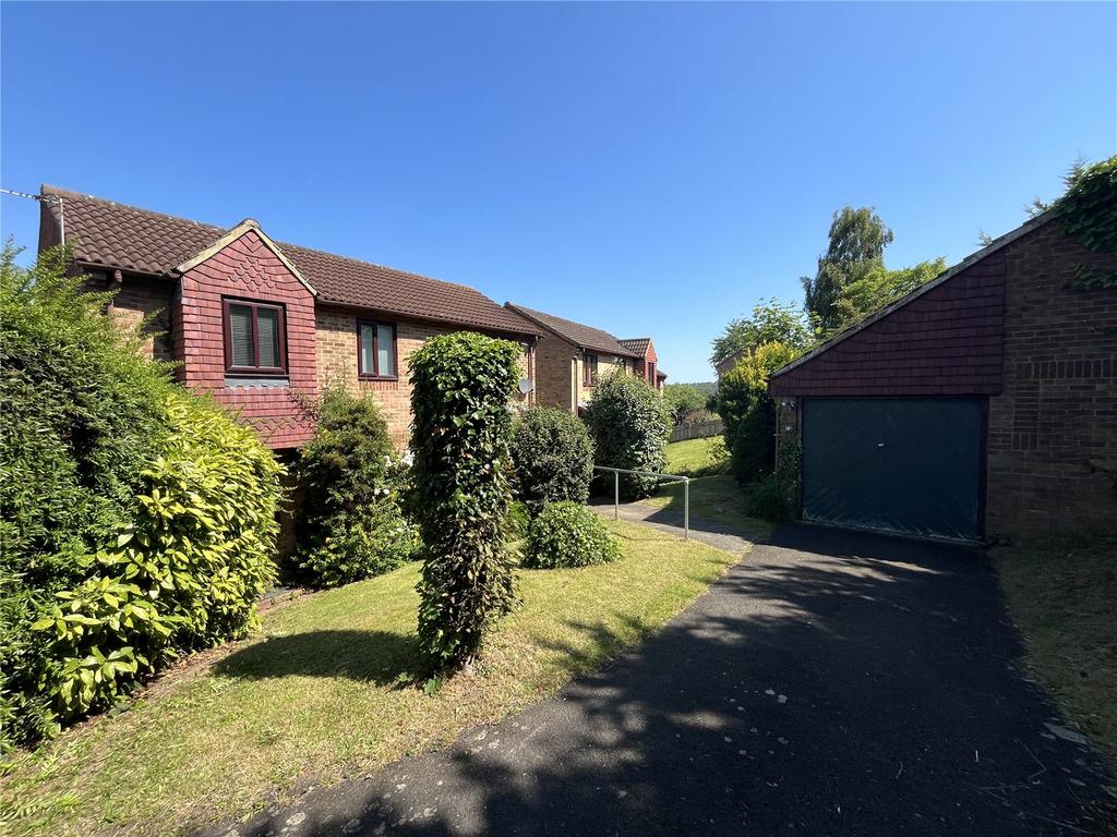 Thrush Close, Walderslade, Kent, ME5 4 bed detached house for sale £