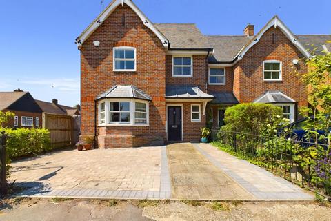 3 bedroom semi-detached house to rent, Cambridge Road, Marlow SL7