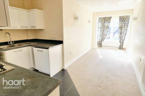 2 bedroom flat for sale, Heathcote Road, Bordon