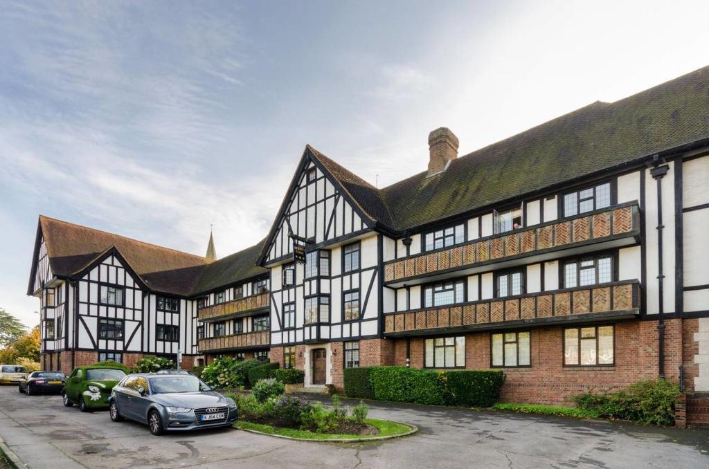 Queens Close, Lammas Lane, Esher... 2 bed flat to rent £2,250 pcm (£