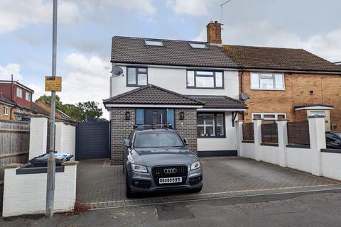 4 bedroom semi-detached house to rent, Pulleys Close, Hemel Hempstead