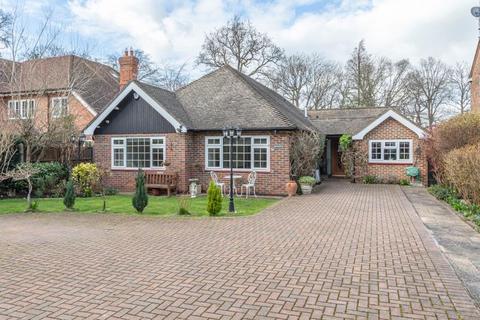 5 bedroom detached bungalow to rent, Dartnell Avenue, West Byfleet KT14