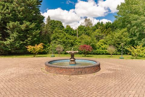 Woodlawn Forest Road, Warfield, Bracknell, RG42 7QA