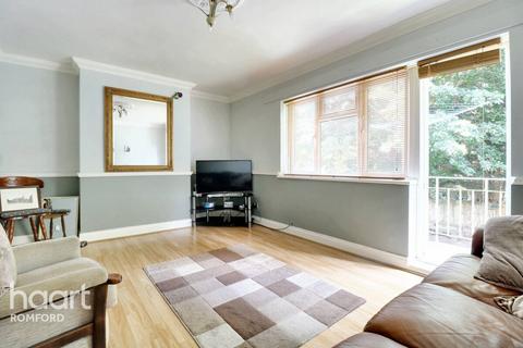 2 bedroom flat for sale, Rush Green Gardens, Romford, RM7 9JX