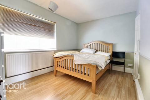 2 bedroom flat for sale, Rush Green Gardens, Romford, RM7 9JX