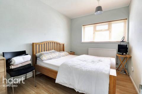 2 bedroom flat for sale, Rush Green Gardens, Romford, RM7 9JX
