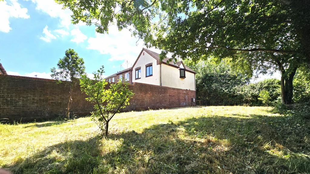 Modern 3 Bed End of Terrace House In Sought After