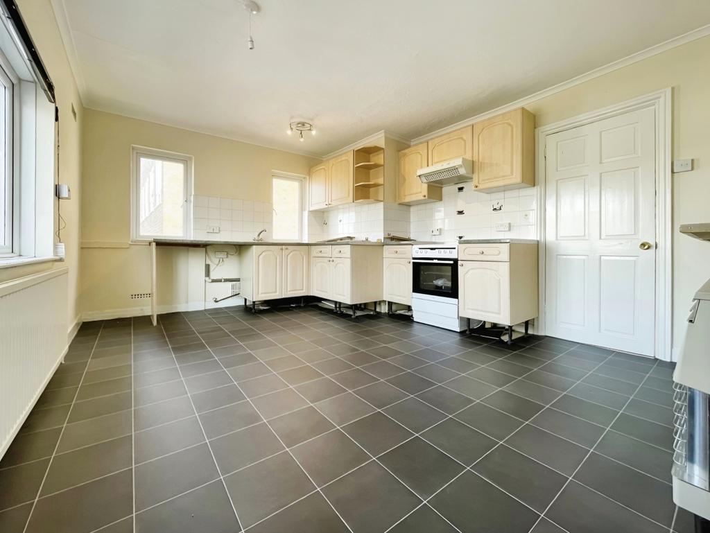 Commercial Road Paddock Wood TN12 3 bed flat to rent £1,250 pcm (£288 pw)